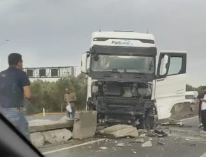 Tavşancıl’da Tır Beton Bariyere Çarptı, Trafik Felç Oldu