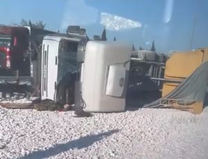 TEM Otoyolu’nda Mıcır Yüklü Tır Devrildi: Trafik Kilitlendi