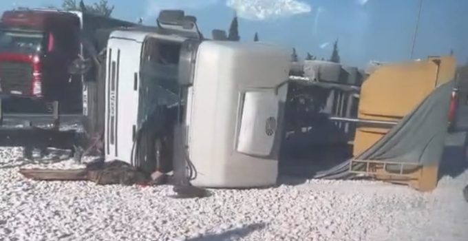 TEM Otoyolu’nda Mıcır Yüklü Tır Devrildi: Trafik Kilitlendi
