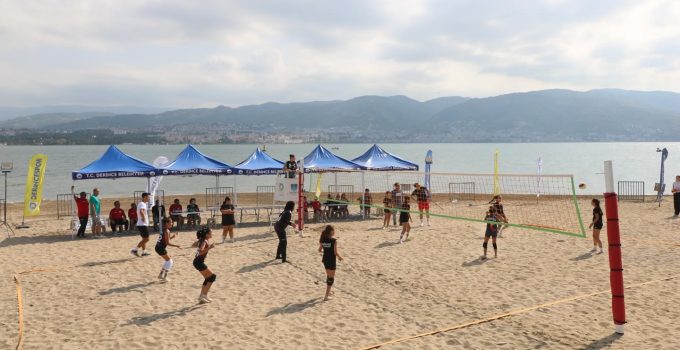 Harikalar Sahili’nde Voleybol Şöleni