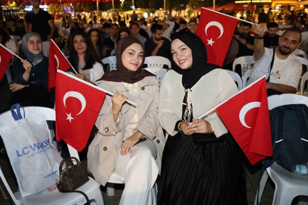 Kocaeli’de binlerce kişi A Milli Basketbol Takımı’nın final coşkusunu yaşadı