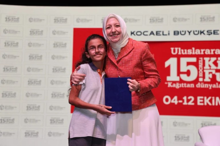Gülcemal, kitap fuarında yürekleri ısıtan mesajlar verdi