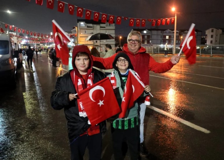 Milli maç öncesi binlerce bayrakla coşku dorukta!