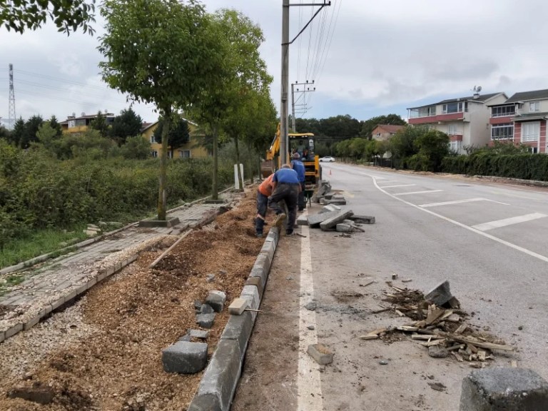 Kaldırımlar yaya güvenliği için yenileniyor