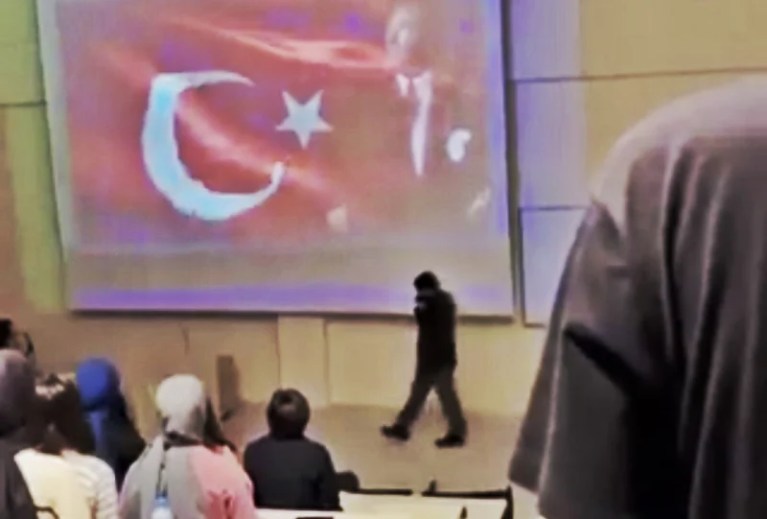 Konya’da Atatürk’ü Anma Töreninde Telefon Skandalı!