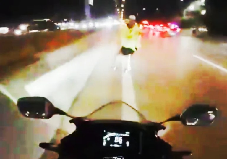 İstanbul’da Motosiklet Polis Memuruna Çarptı!