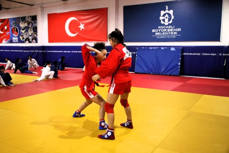 Ceylin ve Kardelen, Kocaeli’de judoda parlıyor!