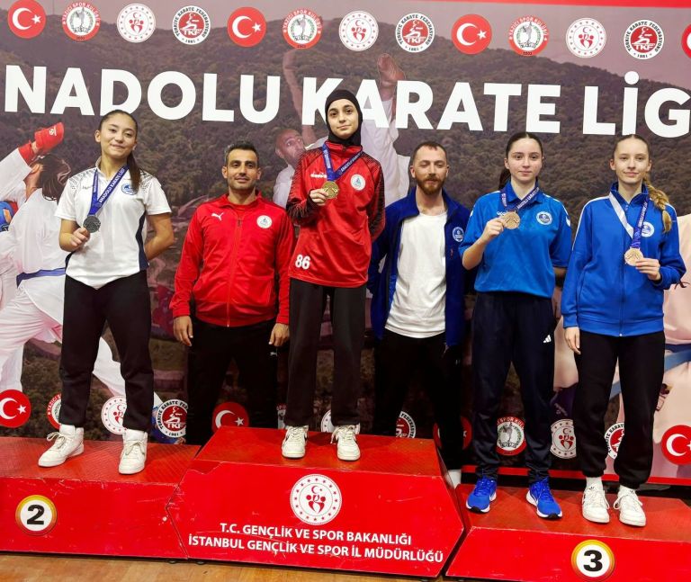 Körfezli Karateciler İstanbul’dan Madalyalarla Döndü