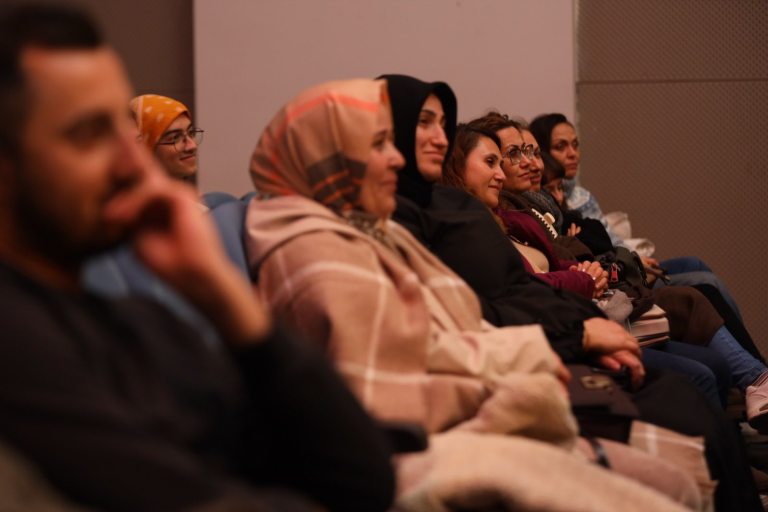 Körfez’de ‘Kırık Ayna’ Tiyatro Oyunu Ayakta Alkışlandı!