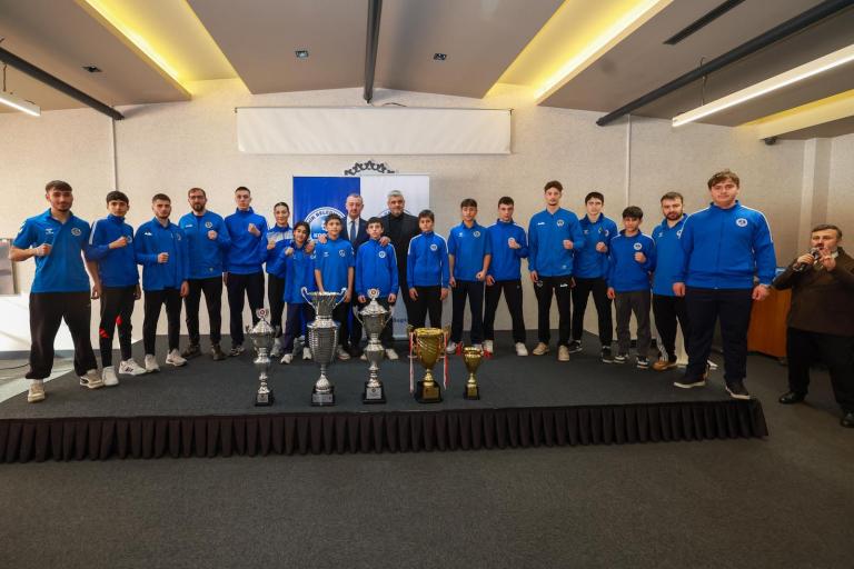 Büyükakın, Kağıtspor’un Başarılı Sporcularını Kutladı