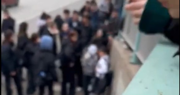 İzmit’te Liseli Kızlar Arasında Şiddet!