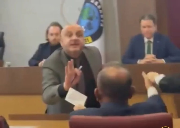 Serdivan’da Meclis Gerginliği: Başkan Yardımcısı Saldırdı!