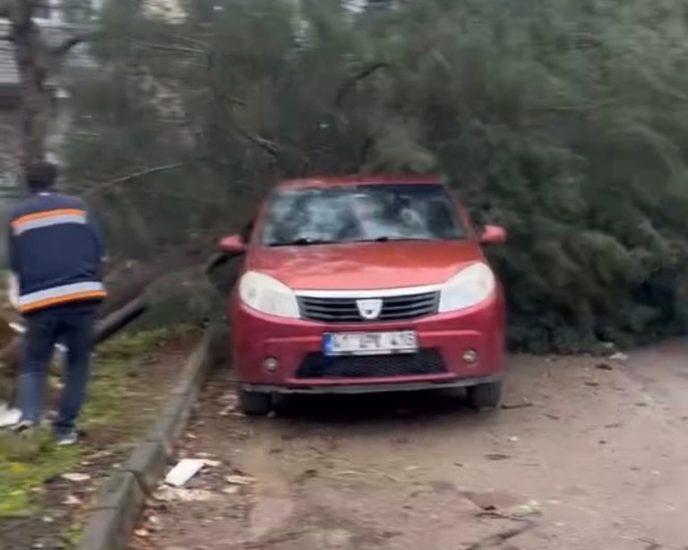 Körfez’de Fırtına Araçlara Zarar Verdi!