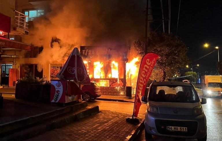 Derince’de Kebapçıda Yangın Paniği!