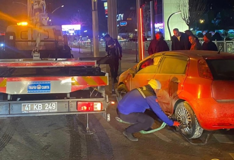 Kocaeli’de Belediye Önünde Araç Yangını!