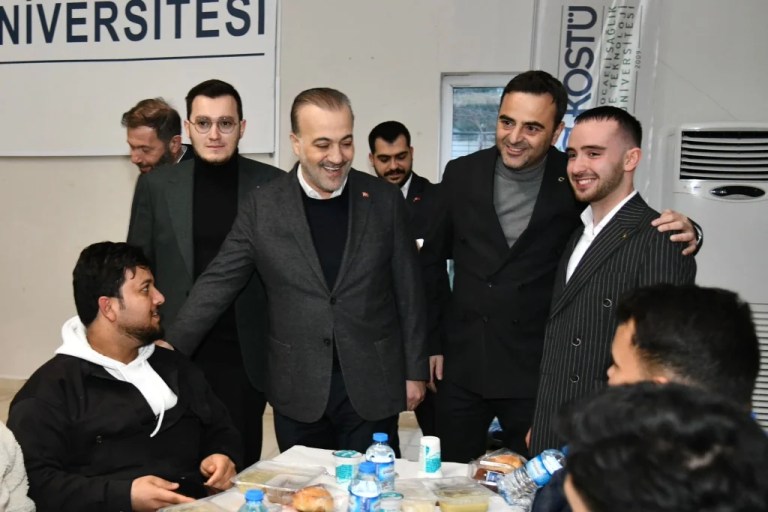 Başkan Özlü, üniversiteli gençlerle iftar yaptı