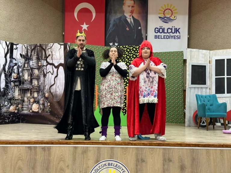 Gölcük’te çocuklara özel tiyatro etkinlikleri ilgiyle sürüyor