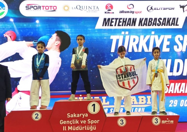 Kartepeli Karateciler Sakarya’da Madalyaları Topladı