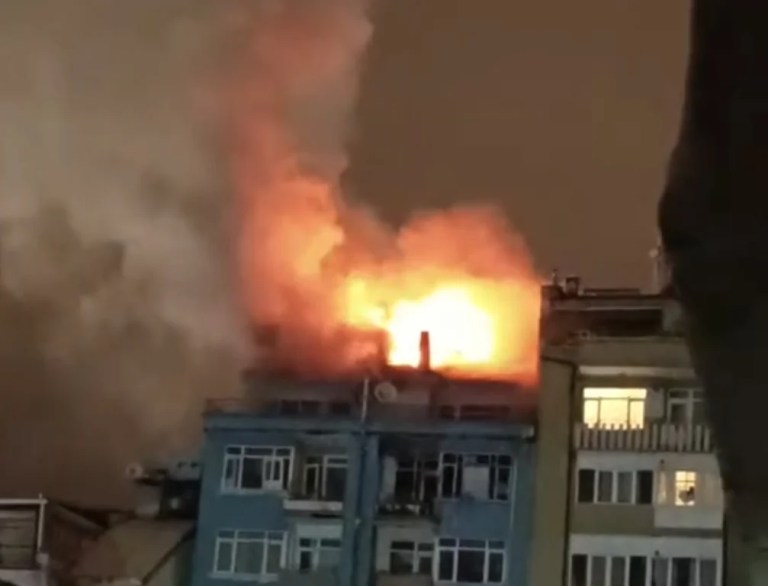 İzmit’te 7 Katlı Binanın Çatısında Gece Yarısı Yangın!