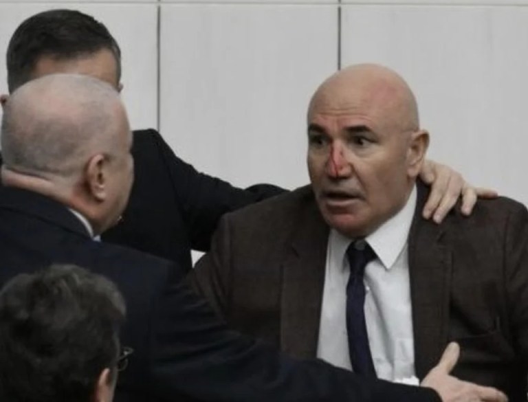 TBMM’de yemin töreninde yumruklu kavga: Mahmut Tanal yaralandı!