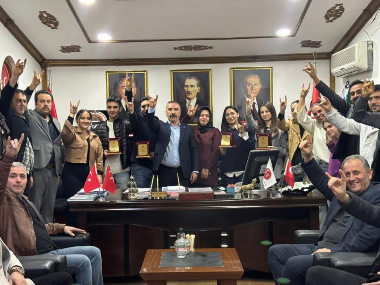 Dilovası MHP’de en genç üye bayrağı el değiştirdi