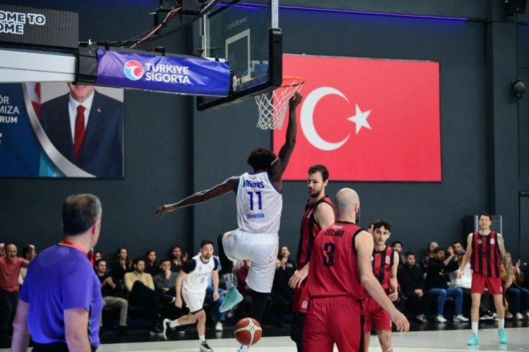 Çayırova Belediyesi son saniye basketiyle liderliği kaptı!