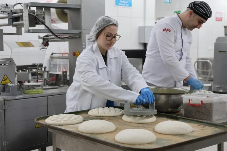 Gençlerden iftar sofralarına sıcak pide ikramı