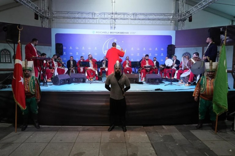 İzmit Kent Meydanı’nda Ramazan etkinlikleri yoğun ilgi gördü