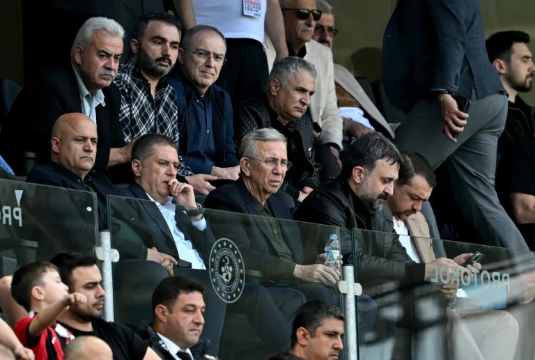 Mansur Yavaş tribünde