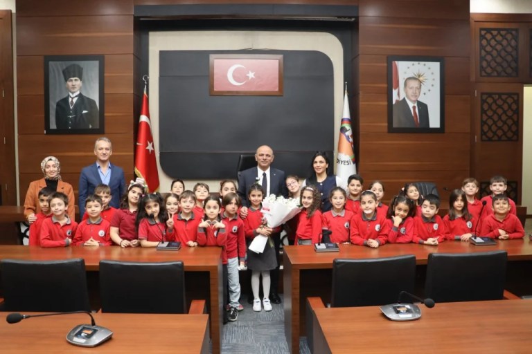 Minik öğrenciler, yerel yönetimi Körfez Belediyesi’nde öğrendi