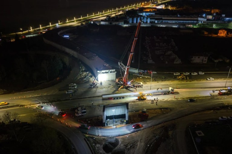 Başiskele Kavşağı’nda dev kirişler yerleştirildi