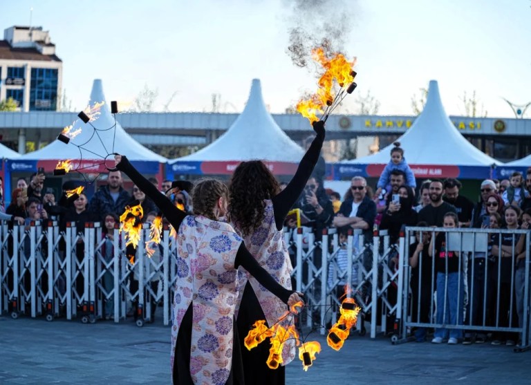 İzmit’te 23 Nisan coşkusu: Ateş şovu büyüledi