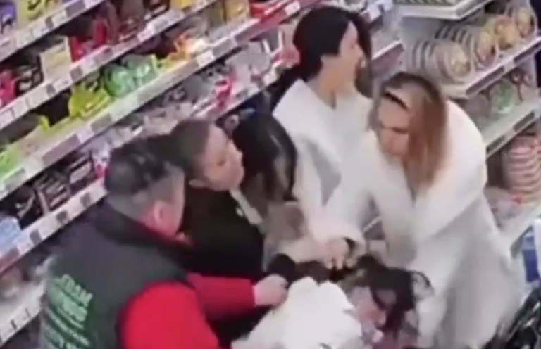 Afyon’da markette dayak: Yanlış kadın hedef seçildi!