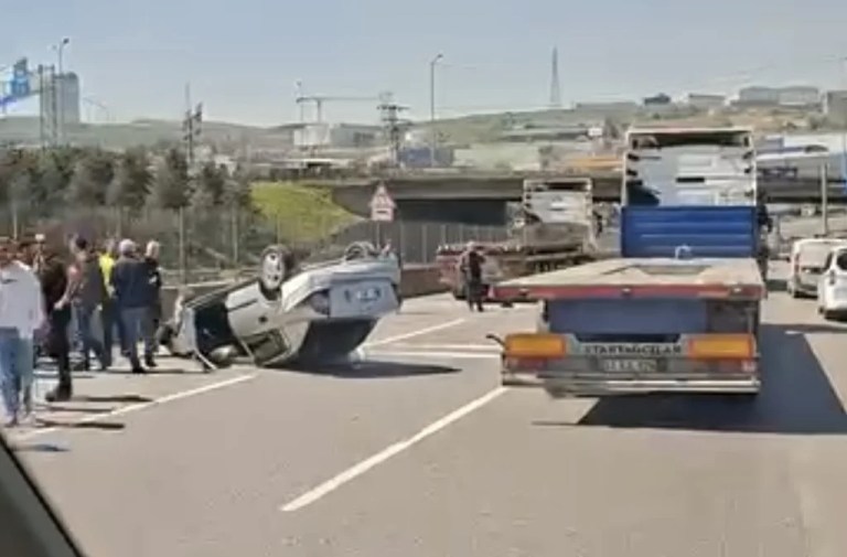 D-100 Dilovası’nda kaza: Araç takla attı!
