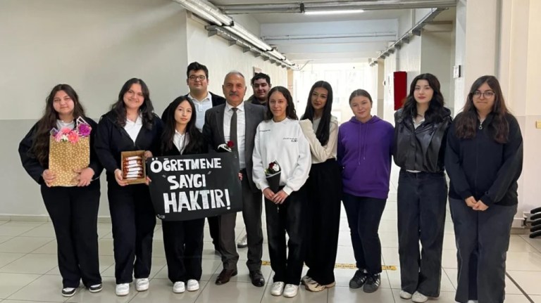 Öğrencilerden öğretmenlere çiçekli moral