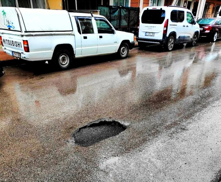 İzmit’te yol çökmesi tehlike saçıyor!