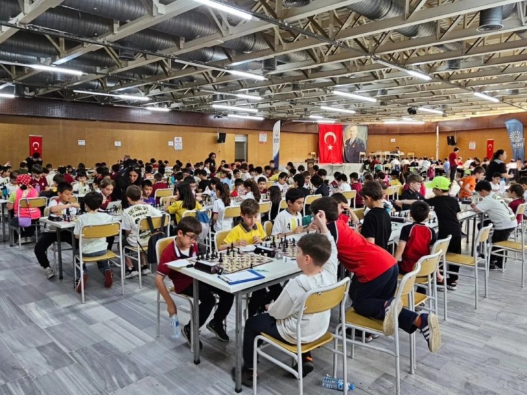 Gölcük’te satranç turnuvası başladı