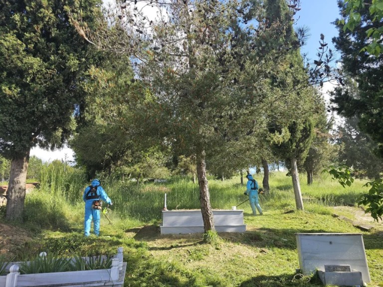 Kocaeli’de mezarlıklara bayram temizliği