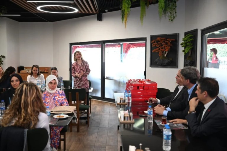 Kartepe’de eğitimci annelere özel kutlama