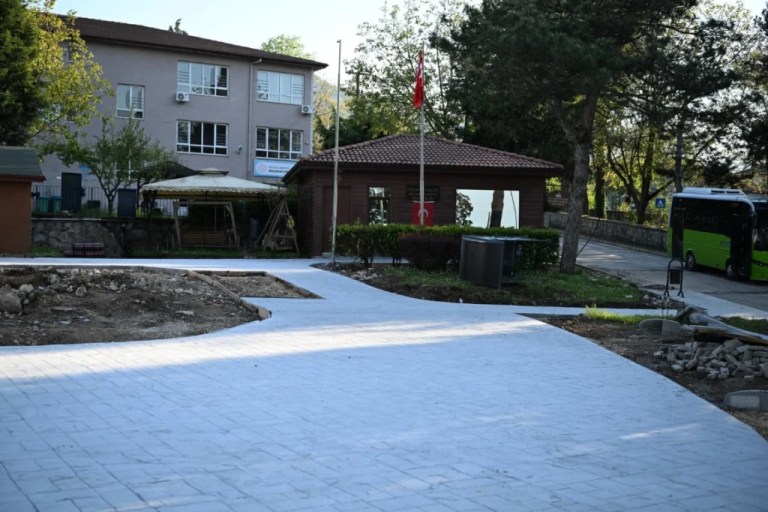 Kartepe’de mahalleler yeni meydanlara kavuşuyor